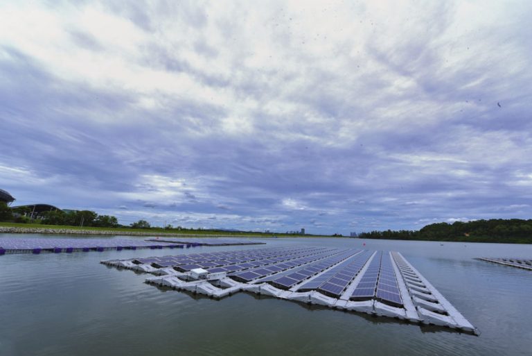Eni progetta a Brindisi impianto fotovoltaico galleggiante da 14 MW