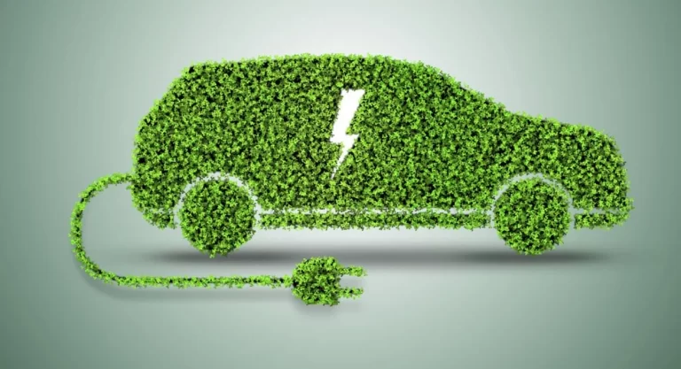 Auto elettrica, 1 italiano su 2 interessato ma preoccupato per i costi