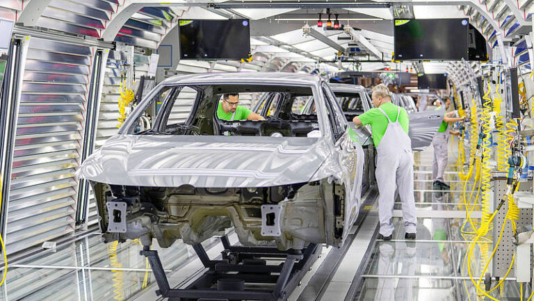 Volkswagen, nuovo stabilimento di auto elettriche in Germania per competere con Tesla