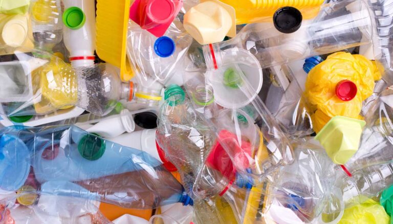 Rifiuti, allarme Ocse: “Ancora troppa plastica, solo il 9% viene riciclato”