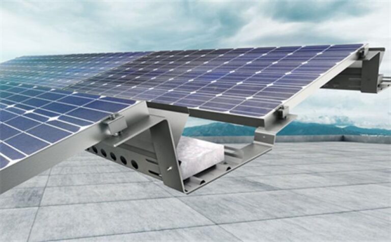 Aerocompact, nuovo sistema di montaggio per moduli Fv bifacciali e tetti verdi