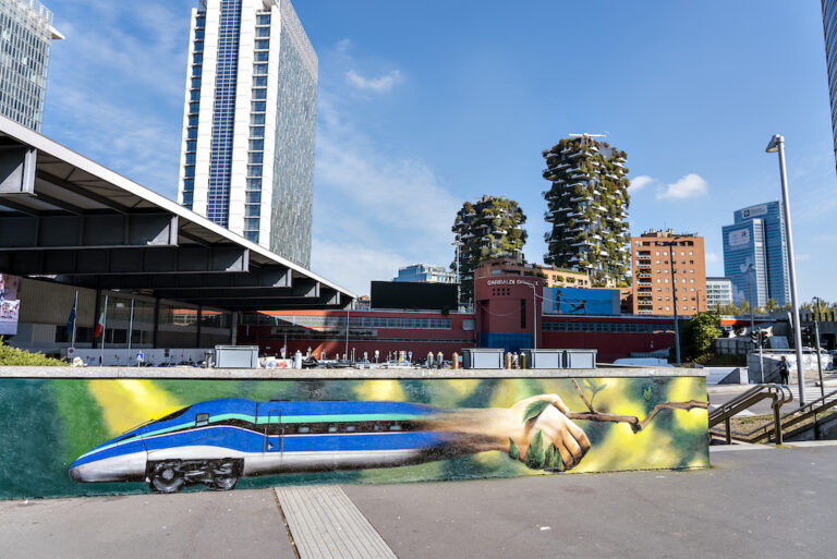 Mobilità sostenibile, inaugurato a Milano il murales di Trainline