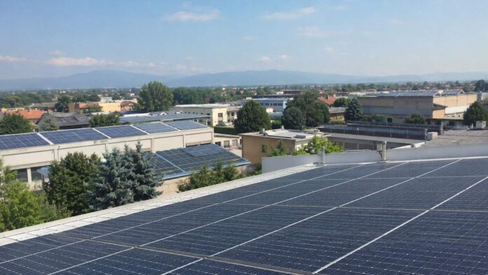 Impianti fotovoltaici sui tetti di edifici residenziali e produttivi in Brianza